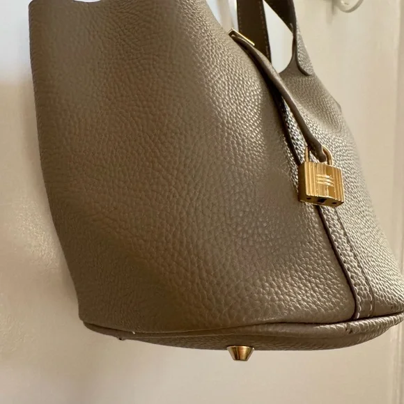 Elegant Brown Leather Tote Bag - Picture 2 of 6